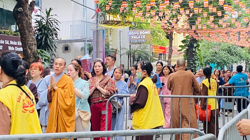 Dòng người đổ về chùa Quán Sứ mội lúc một đông. Dòng người đổ về chùa Quán Sứ mội lúc một đông.