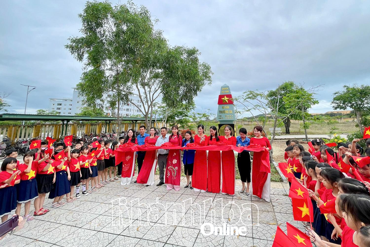 Công trình mô hình cột mốc Trường Sa được thực hiện tại Trường Tiểu học Căn cứ Cam Ranh.