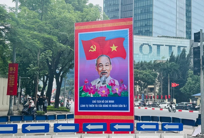 Chủ tịch Hồ Chí Minh là biểu tượng cao đẹp của chủ nghĩa yêu nước chân chính kết hợp nhuần nhuyễn với chủ nghĩa quốc tế vô sản. Chủ tịch Hồ Chí Minh là biểu tượng cao đẹp của chủ nghĩa yêu nước chân chính kết hợp nhuần nhuyễn với chủ nghĩa quốc tế vô sản.
