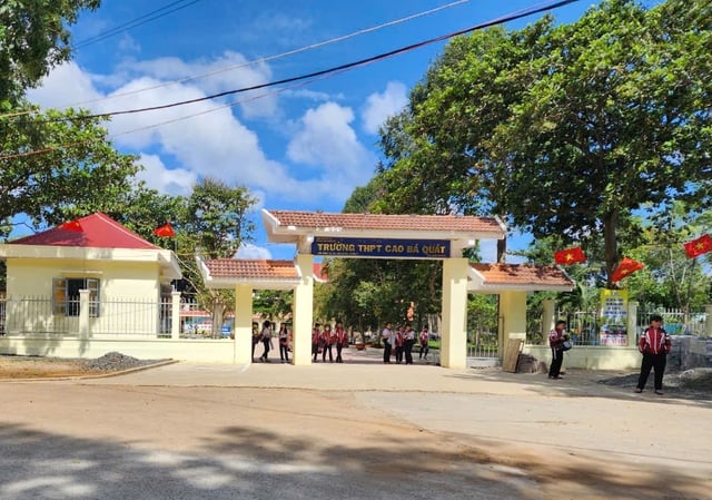 Vụ nhiều học sinh lớp 12 "tự nguyện" xin nghỉ học: 3 em đã được đi học lại- Ảnh 1.