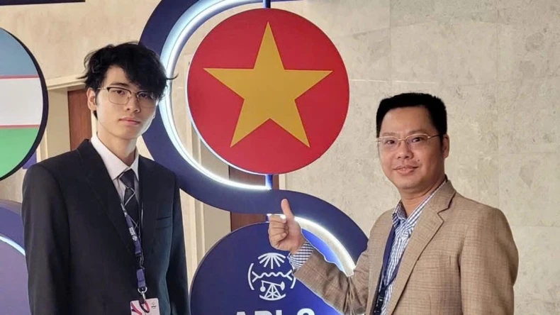 Bắc Ninh: Trao Bằng khen tặng học sinh đoạt Huy chương Vàng kỳ thi Olympic Vật lý châu Á năm 2025 ảnh 1