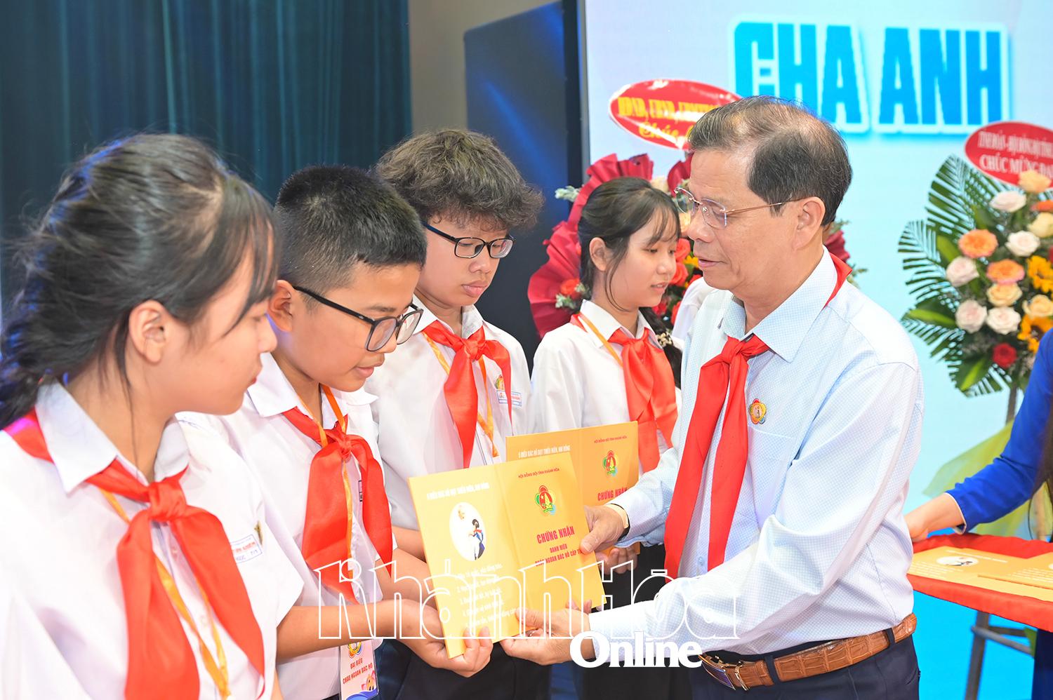 Đồng chí Nguyễn Tấn Tuân - Phó Bí thư Tỉnh ủy, Chủ tịch UBND tỉnh, Bí thư Đảng ủy UBND tỉnh trao chứng nhận danh hiệu Cháu ngoan Bác Hồ cấp tỉnh giai đoạn 2022 - 2025 cho thiếu nhi.