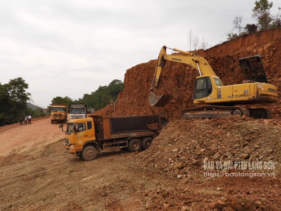 Nhà thầu Công ty Cổ phần xây dựng 496 huy động máy móc đào nền khu tái định cư thôn Vạn Xuân, xã Bắc Việt