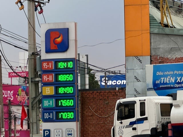 Giá xăng dầu hôm nay 14.5.2025: Xăng trong nước tăng bao nhiêu đồng một lít?- Ảnh 1.