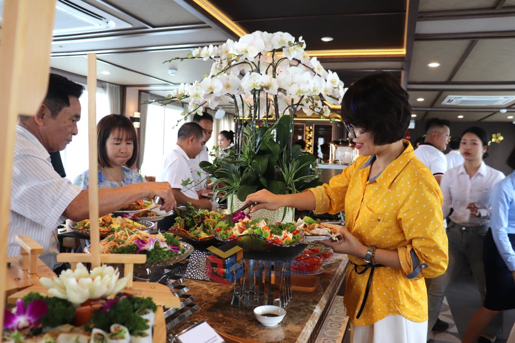 Du khách trải nghiệm tiện ích trên tàu tham quan Vịnh Bái Tử Long. 