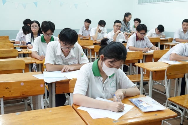 Địa phương ra đề thi được không nếu giao hiệu trưởng cấp bằng tốt nghiệp THPT ? - Ảnh 1.