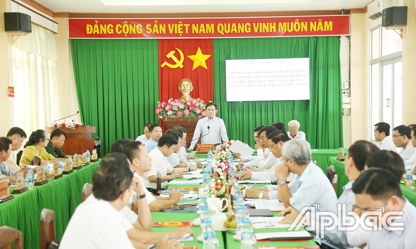 Đồng chí Trần Văn Dũng phát biểu tại cuộc họp.