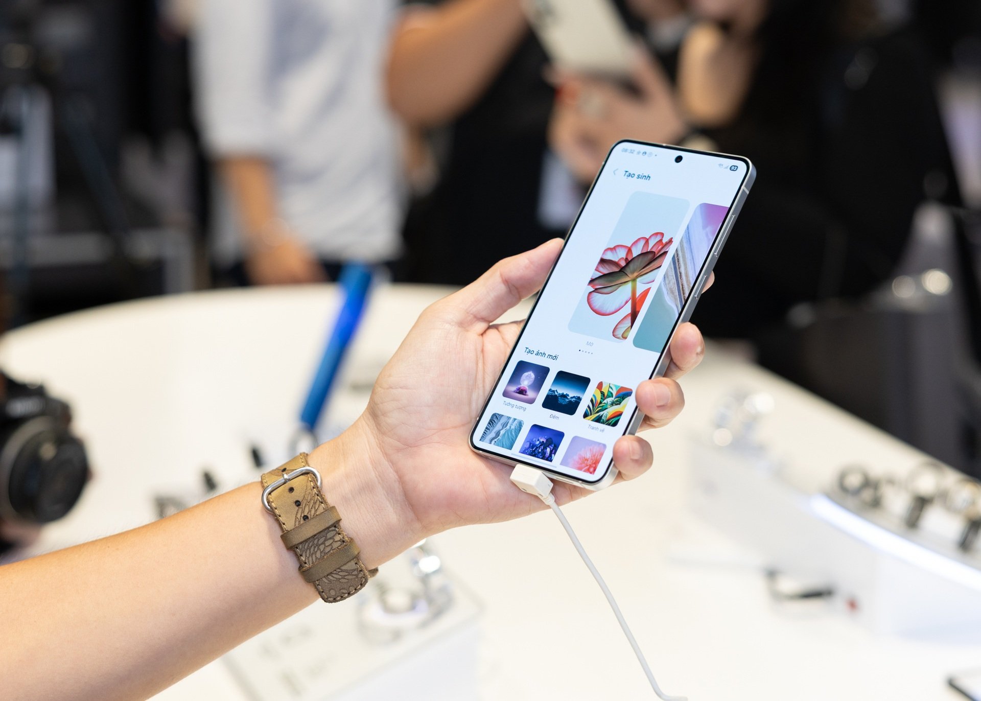 Cận cảnh chiếc Galaxy S mỏng nhất của Samsung - 4