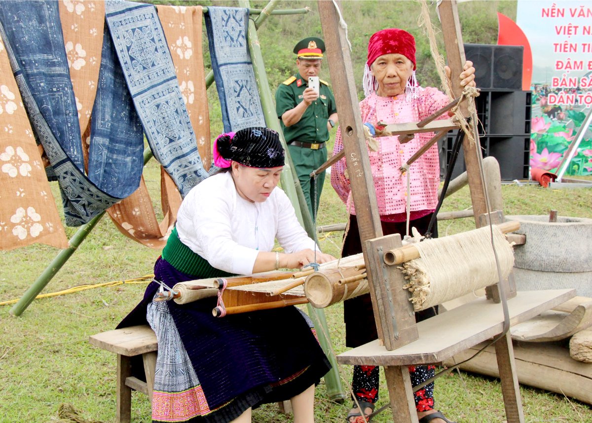 Nghề dệt vải lanh truyền thống trên Cao nguyên đá được gìn giữ và phát huy.