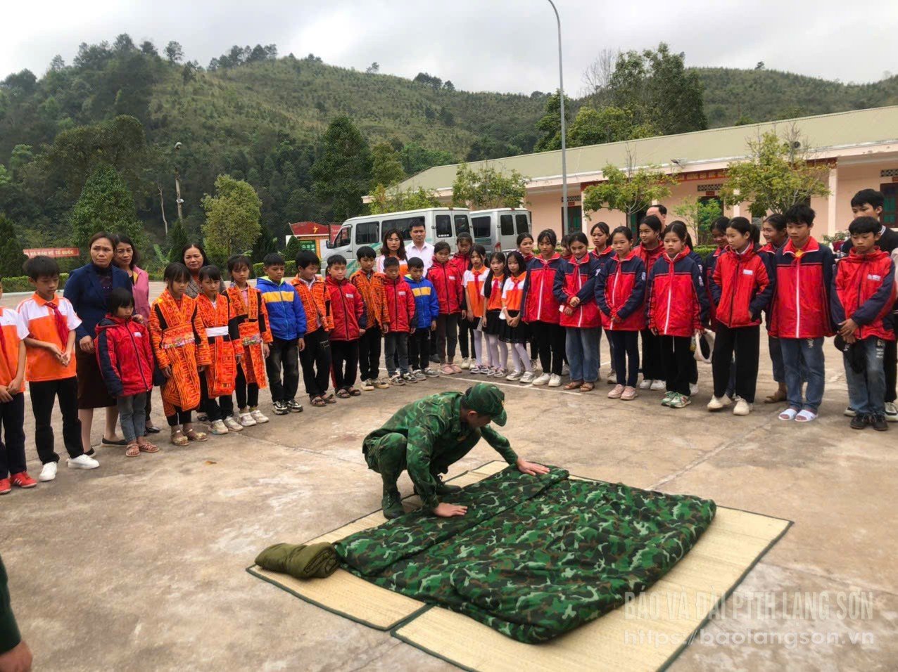 Chiến sĩ Đồn Biên phòng Bắc Xa giới thiệu về công tác nội vụ với thiếu nhi Trường Phổ thông dân tộc bán trú Tiểu học I xã Kiên Mộc, huyện Đình Lập
