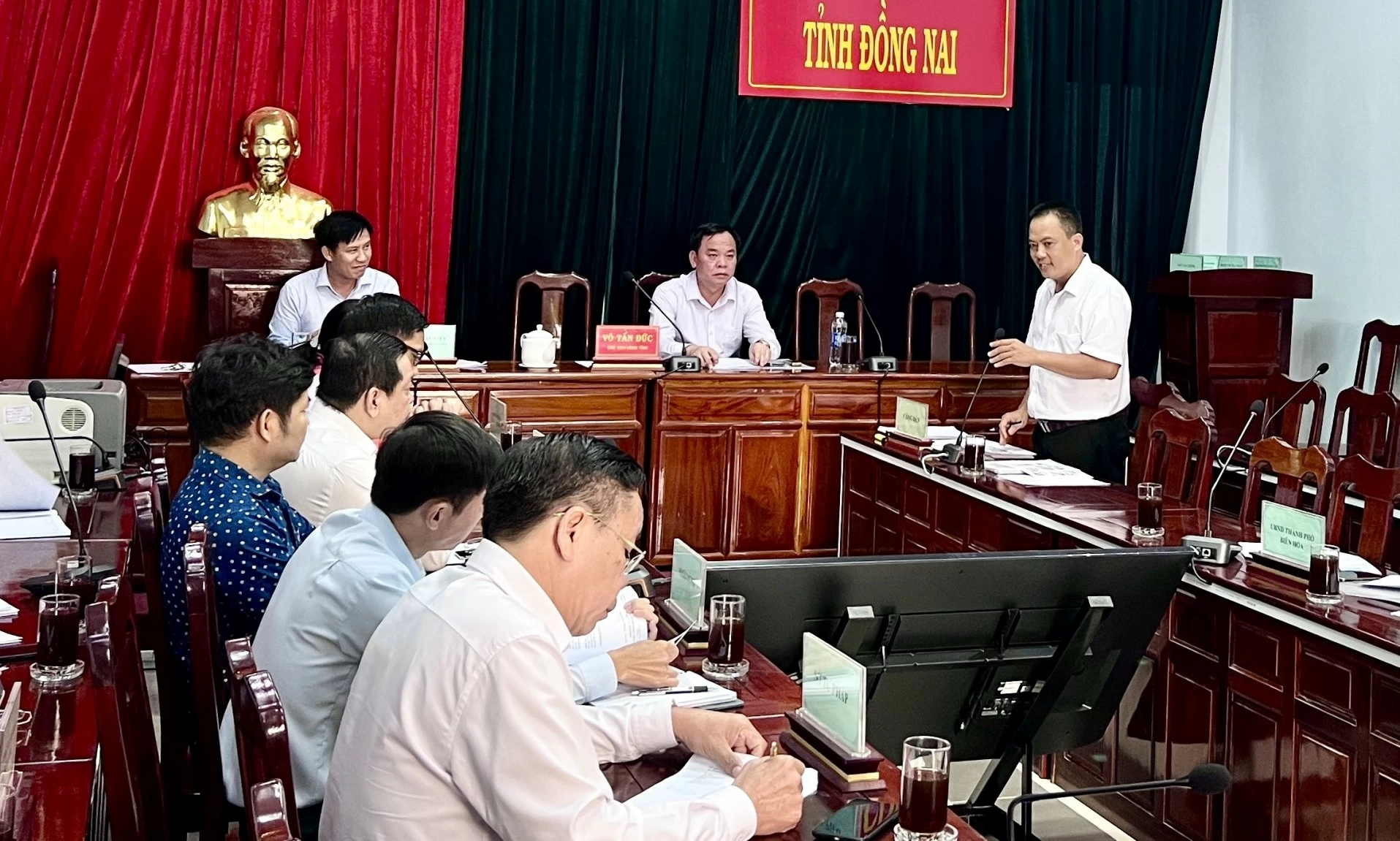 Chủ tịch UBND  tỉnh Võ Tấn Đức lắng nghe công dân trình bày. Ảnh: Kim Liễu 
