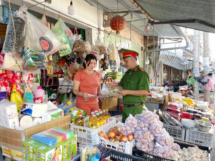 Bac Lieu Economic Police force distributes leaflets on food safety and hygiene.