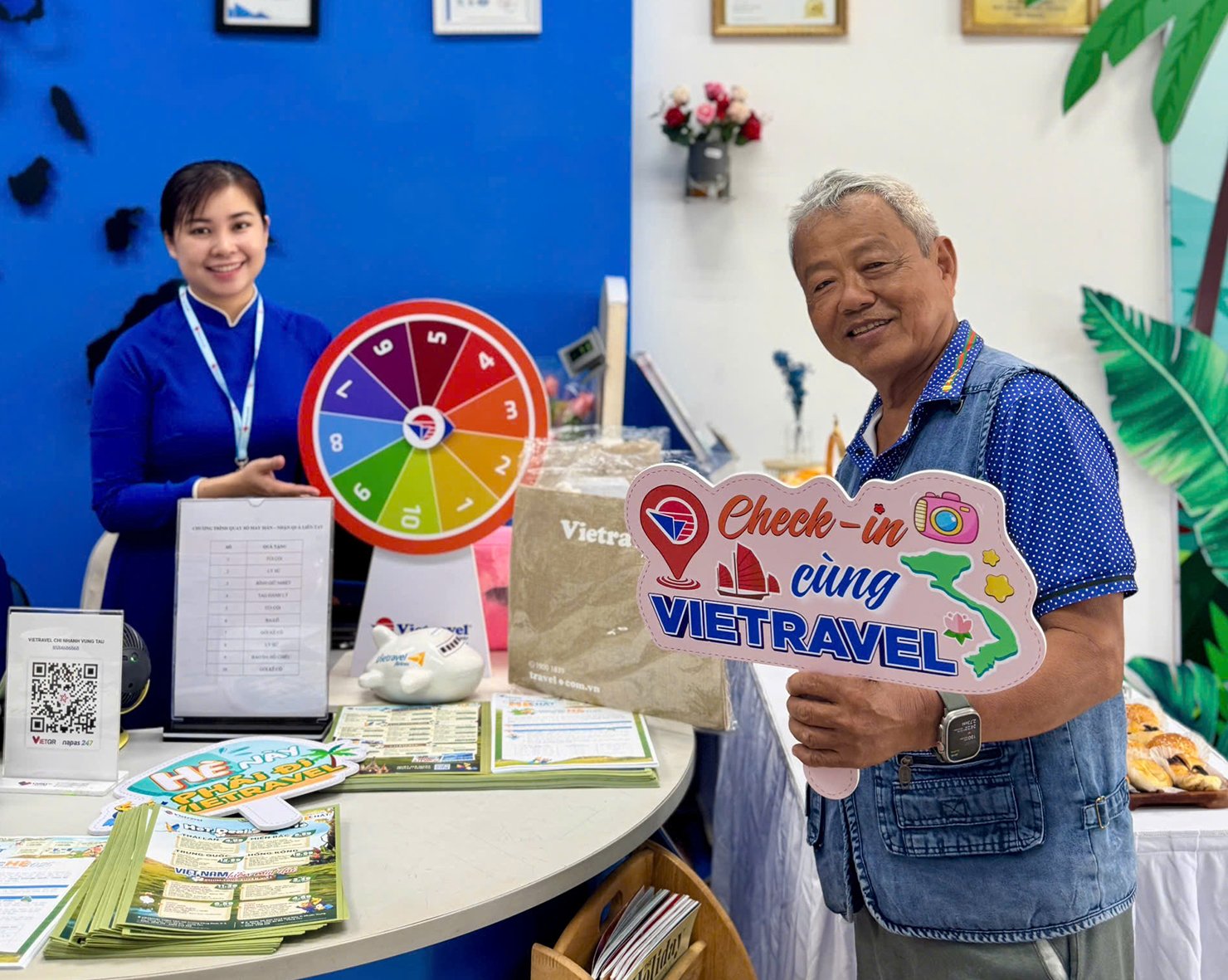 Khách quay số trúng thưởng khi mua tour tại văn phòng Vietravel chi nhánh Vũng Tàu ngày 14/5.