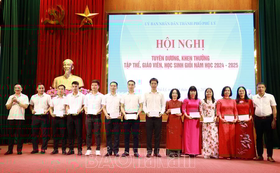 Thành phố Phủ Lý tuyên dương giáo viên học sinh giỏi năm học 2024  2025