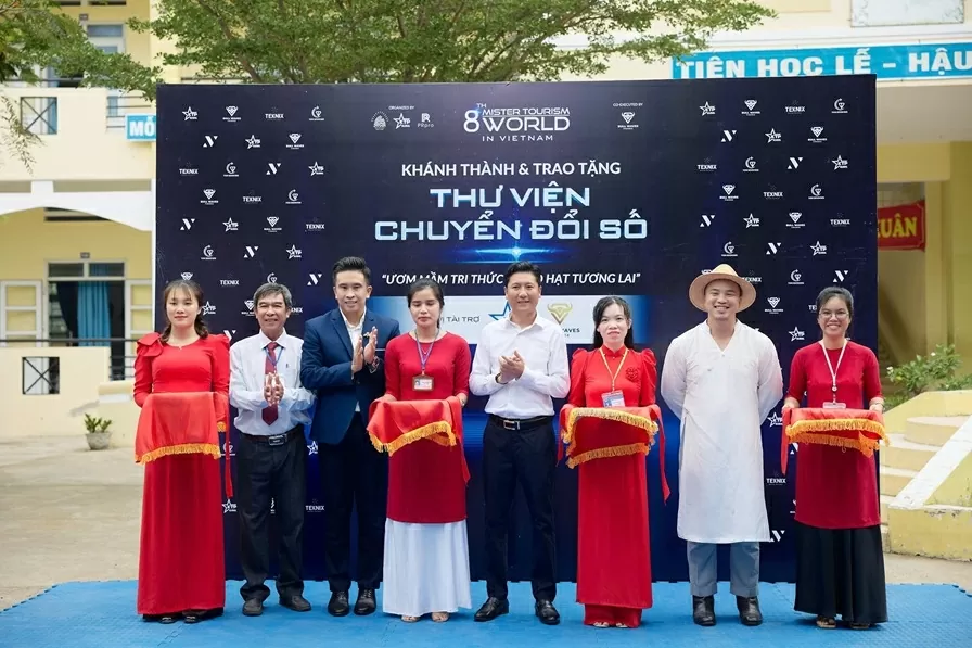 Trao tặng thư viện chuyển đổi số hơn 100 triệu đồng cho Trường Tiểu học Vĩnh Hy