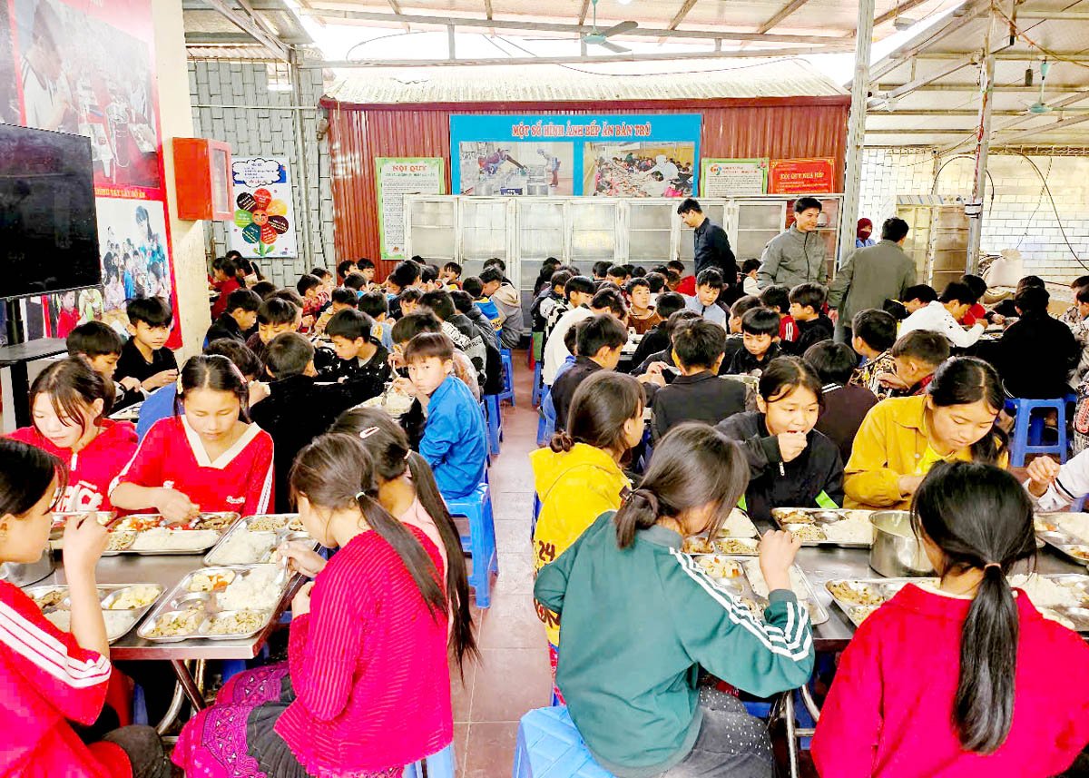  Sau khi tiếp nhận gạo tỉnh sẽ triển khai phân bổ đúng đối tượng, trong đó có các trường học bán trú trên địa bàn tỉnh. Trong ảnh: Một bữa ăn bán trú của học sinh trường PTDTBT THCS Sủng Thài (Yên Minh)