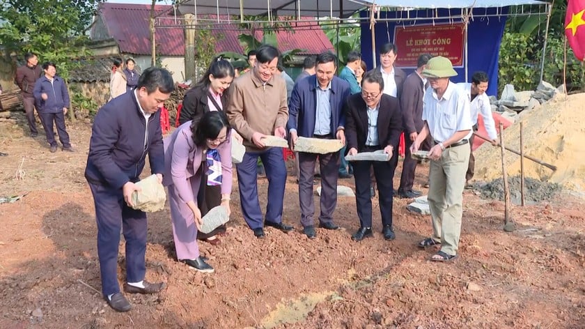 Bà Vũ Thị Mai (áo tím), Phó Bí thư Thường trực Huyện ủy, Chủ tịch HĐND huyện, cùng lãnh đạo các ban, ngành, địa phương bỏ viên đá móng đầu tiên xoá nhà tạm cho hộ gia đình bà Phạm Thị Bầu, thôn Tùng Giang, xã Quảng Châu.