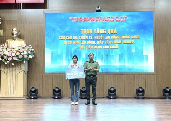 Thứ trưởng Đặng Hồng Đức trao kinh phí &quot;Mái ấm Công đoàn&quot; trị giá 60 triệu đồng hỗ trợ người lao động có hoàn cảnh khó khăn về nhà ở.