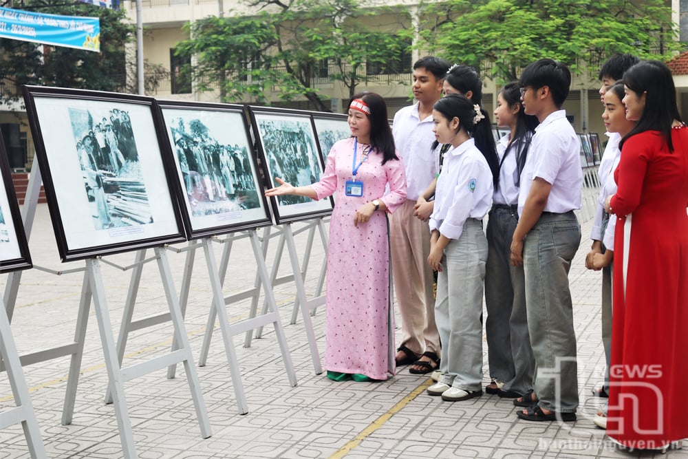 Les délégués et les étudiants ont visité l'espace d'exposition présentant plus de 70 photos grand format sur le thème du président Ho Chi Minh, du Comité central du Parti et du gouvernement avec Thai Nguyen.