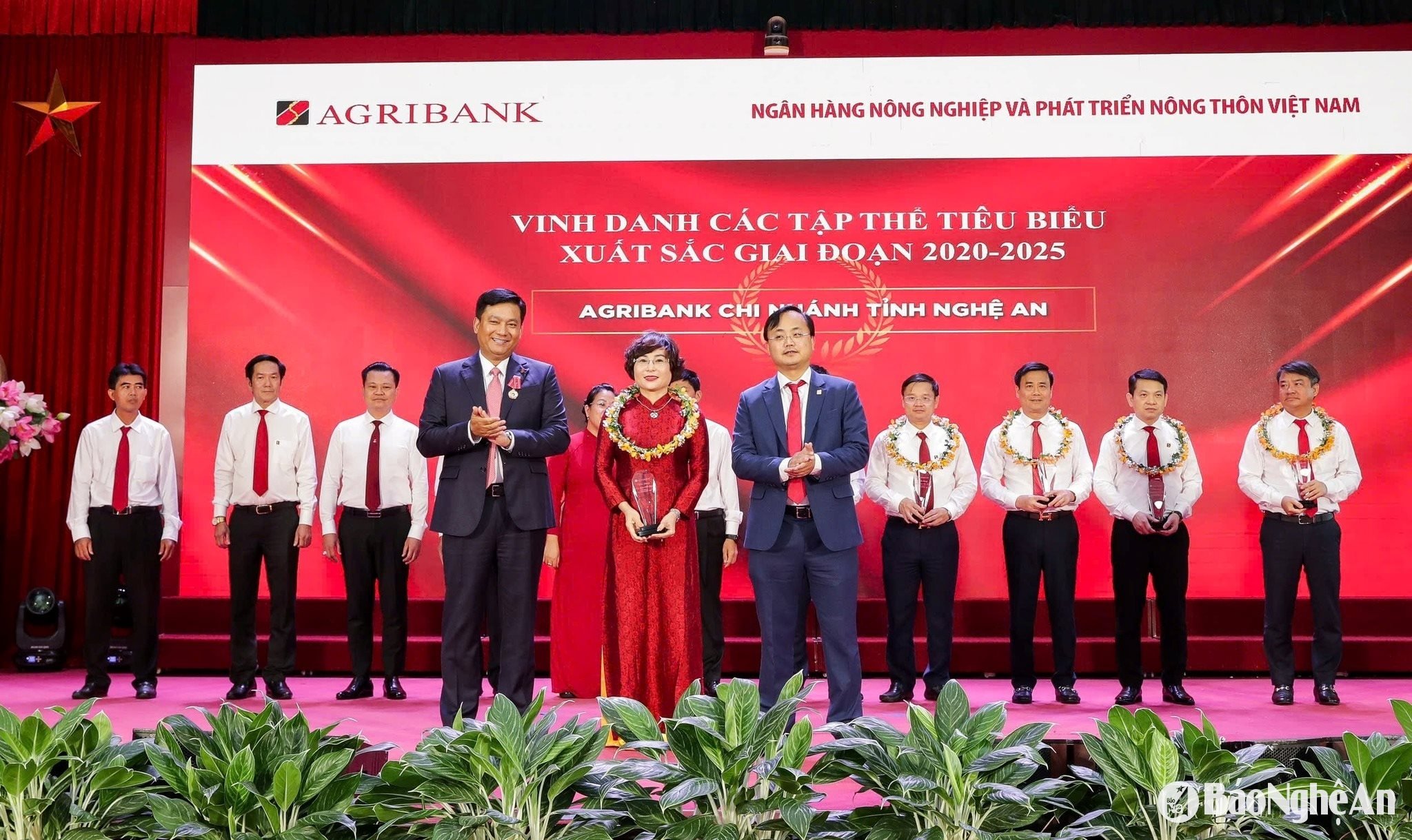 Vinh danh các tập thể tiêu biểu xuất sắc giai đoạn 2020-2025. Ảnh CSCC
