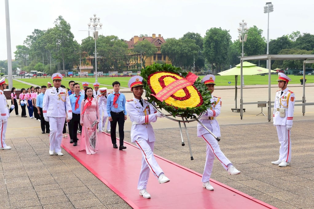 Các đại biểu dâng hoa vào Lăng viếng Chủ tịch Hồ Chí Minh. 