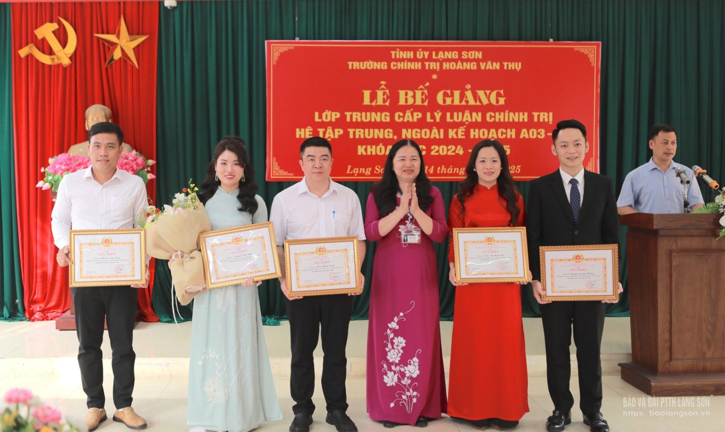 Lãnh đạo Trường Chính trị Hoàng Văn Thụ tặng giấy khen cho học viên đạt thành tích cao trong học tập, rèn luyện