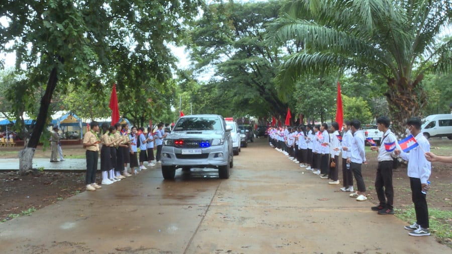 cac-em-hoc-sinh-tinh-ratanakiri-vay-chao-tu-biet-cac-liet-sy.jpg