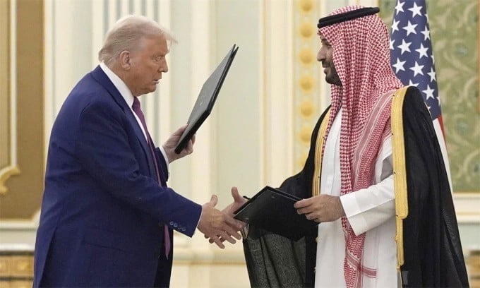 tong-thong-my-donald-trump-bia-trai-va-thai-tu-a-rap-xe-ut-mohammed-bin-salman-bat-tay-sau-khi-trao-van-kien-cho-nhau-anh-ap.jpg