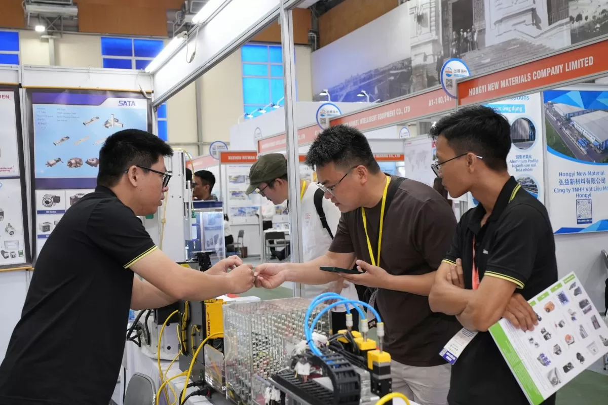 Các doanh nghiệp giao lưu, tìm hiểu sản phẩm tại Vinamac Expo 2025