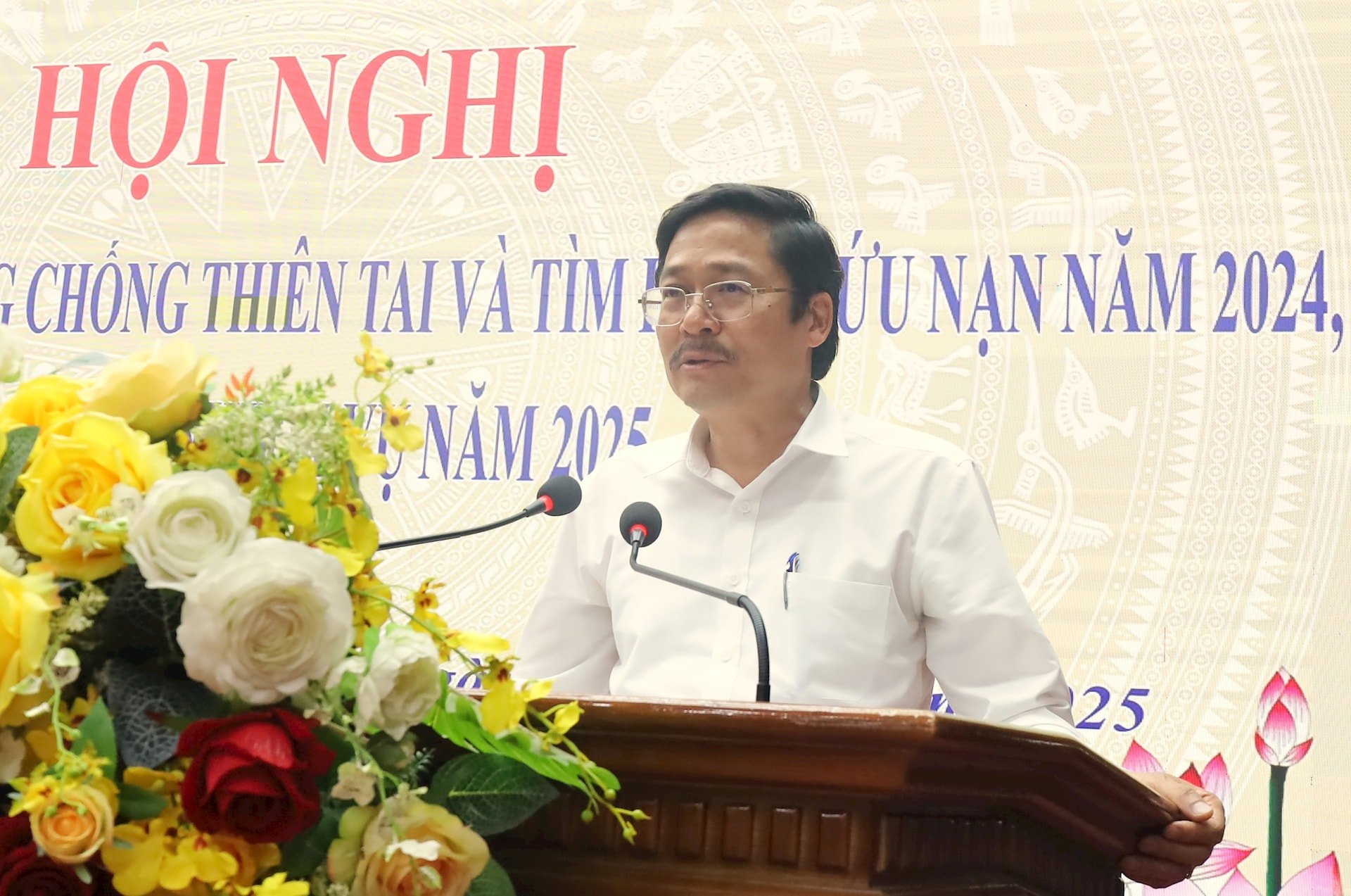Phó Chi cục trưởng Chi cục Thủy lợi và Phòng, chống thiên tai Hà Nội, Phó Chánh Văn phòng Ban Chỉ huy Phòng, chống thiên tai và Tìm kiếm cứu nạn thành phố Phạm Quang Đông phát biểu tại hội nghị. Ảnh: Kim Nhuệ