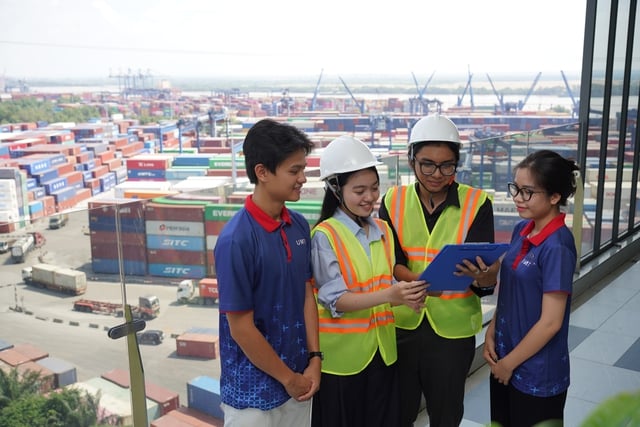 Đào tạo Logistics 'thực chiến' bên cảng container quốc tế lớn bậc nhất Việt Nam - Ảnh 1.