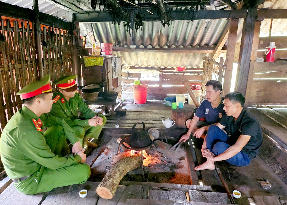 Công an xã Thanh Thủy (Vị Xuyên) tuyên truyền, vận động người dân giao nộp vũ khí tự chế