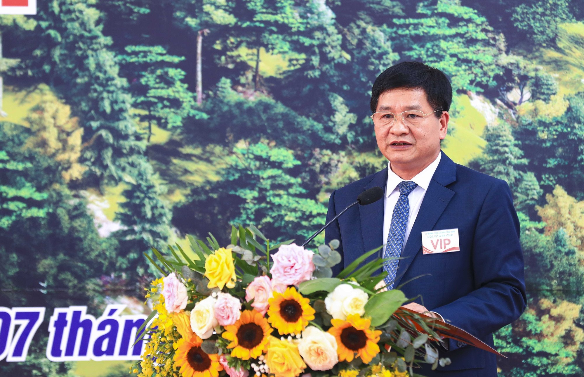 potal-le-thuong-co-va-gan-bien-cot-co-a-pa-chai-8017419.jpg