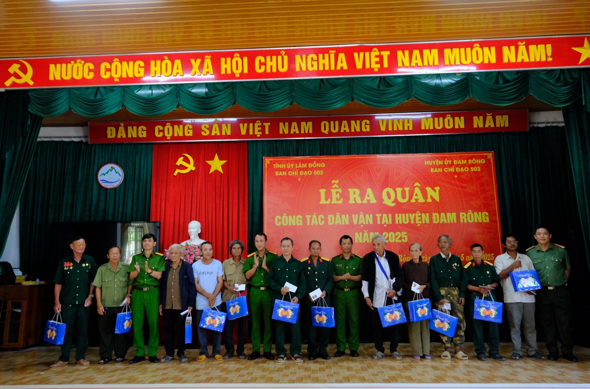 Công an tỉnh trao tặng quà cho các hộ gia đình có hoàn cảnh khó khăn, người có công với cách mạng