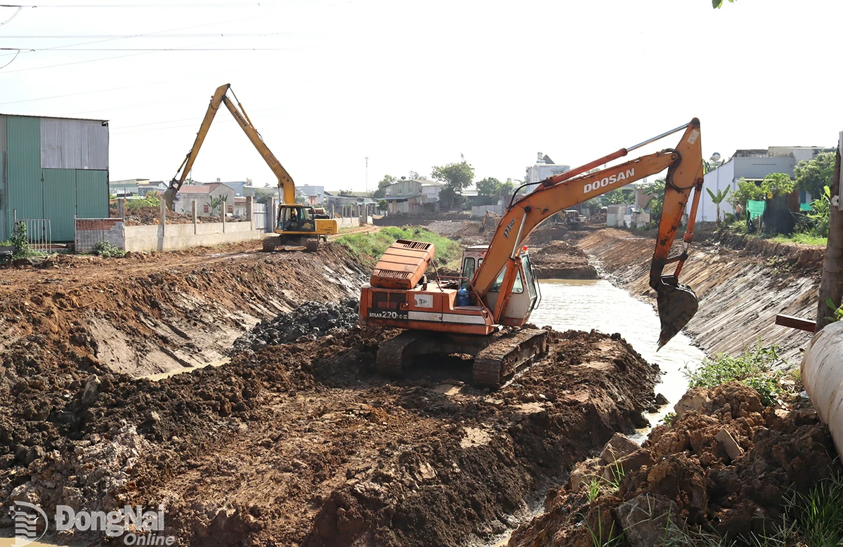 Thi công nạo vét suối Cầu Quan thuộc Dự án Chống ngập úng khu vực suối Chùa, suối Bà Lúa và suối Cầu Quan, thành phố Biên Hòa. Ảnh:H.Lộc