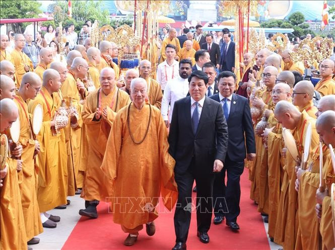 Chủ tịch nước Lương Cường và Đại lão Hòa thượng Thích Trí Quảng, Đức Pháp chủ Hội đồng Chứng minh Giáo hội Phật giáo Việt Nam dự khai mạc Đại lễ Phật đản Liên hợp quốc lần thứ 20 - Vesak 2025. Ảnh: Lâm Khánh/TTXVN