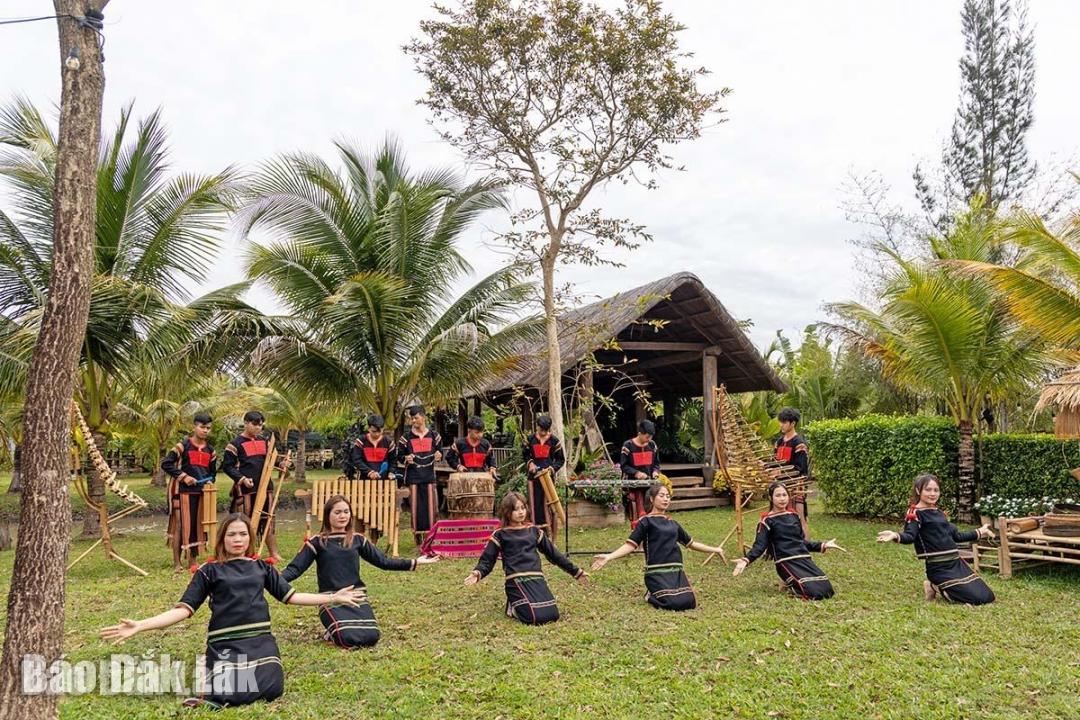 Nhiều thế hệ thanh thiếu niên buôn Kmrơng Prông A (ở xã Ea Tu, TP. Buôn Ma Thuột) tham gia đội chiêng trẻ, tập luyện và duy trì hoạt động thường xuyên.