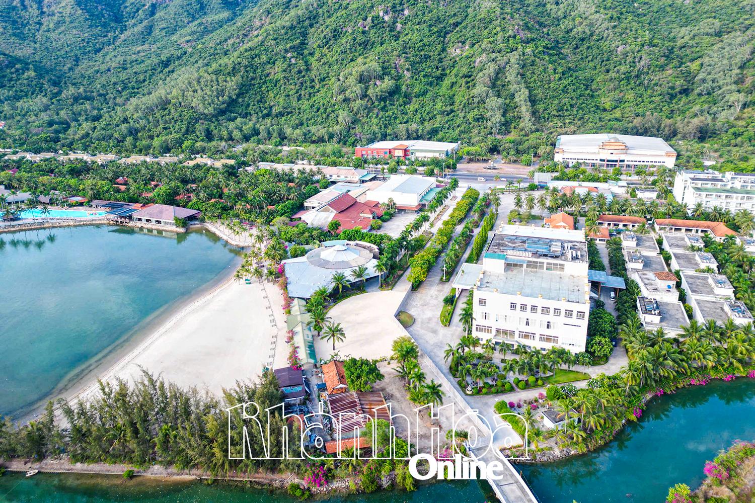 La valla construida ilegalmente por Hoan Cau Vinh Kim Cuong con ladrillos y hormigón armado fue registrada como una infracción administrativa por el Comité Popular de la comuna de Phuoc Dong.