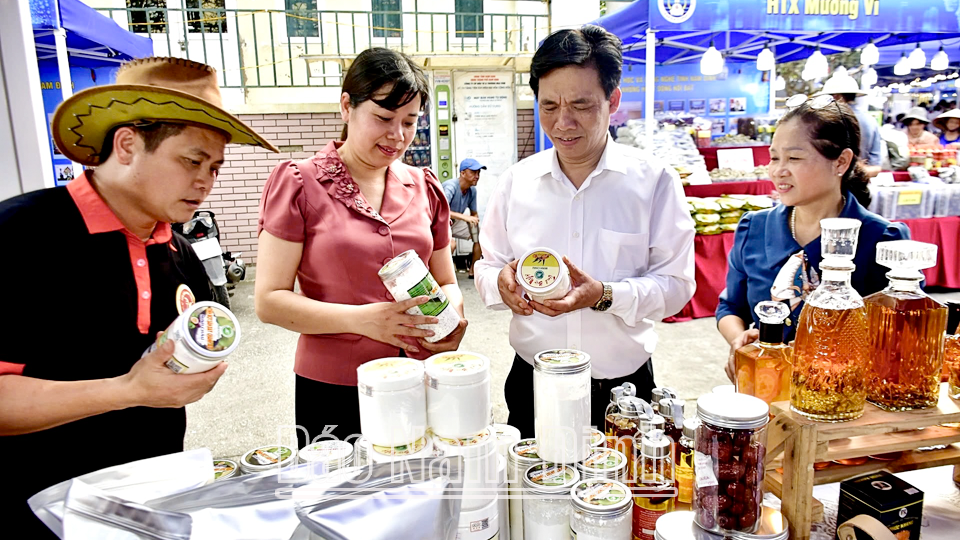 Sản phẩm của các start-up được quảng bá tại hội chợ công nghệ, thiết bị 2025.