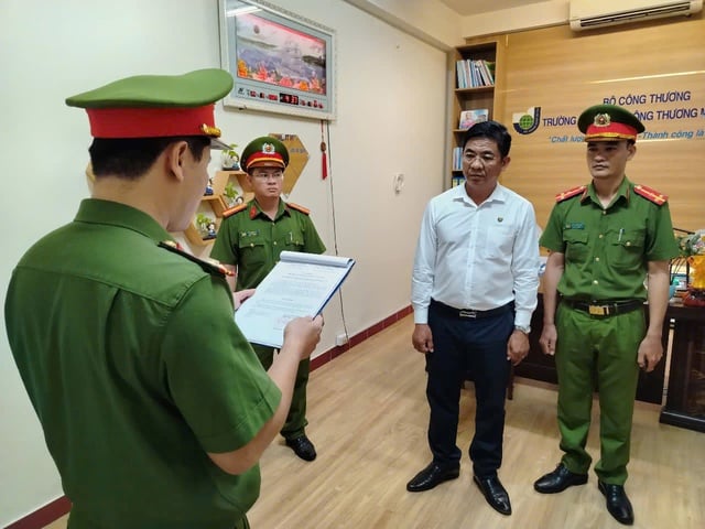 Hiệu trưởng Trường CĐ Công thương miền Trung bị bắt tạm giam vì vi phạm kế toán - Ảnh 1.