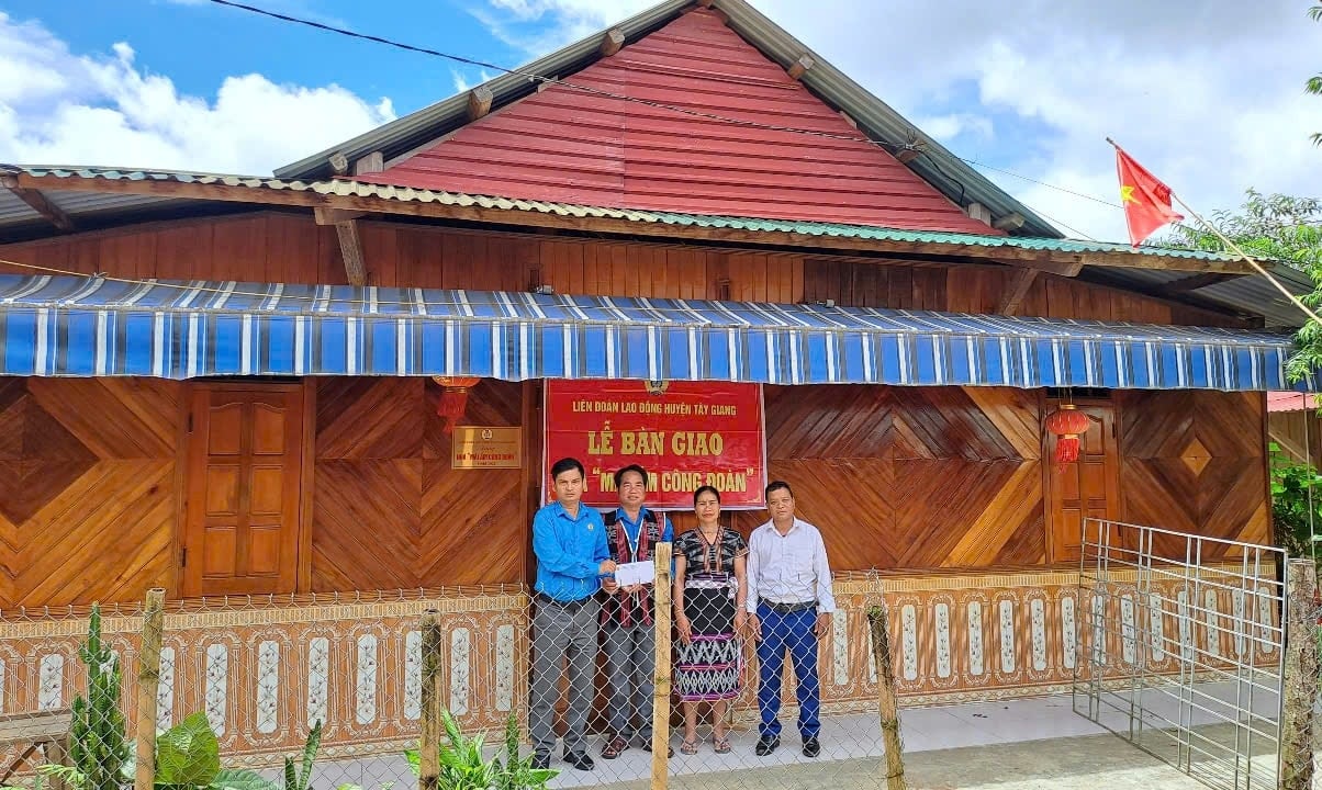 Liên đoàn Lao động huyện bàn giao nhà “Mái ấm công đoàn” cho gia đình anh Pơloong Nhéo (thôn Chă’ lăng, xã Ch’ơm, huyện Tây Giang)