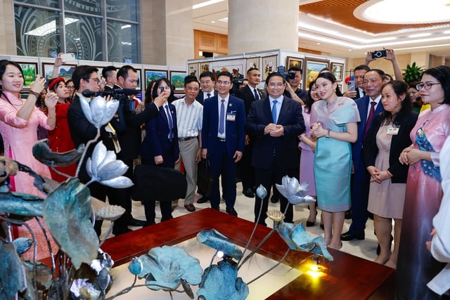 Thủ tướng Phạm Minh Chính cùng Thủ tướng Thái Lan tham quan triển lãm sản phẩm thủ công mỹ nghệ Việt Nam - Ảnh 2.
