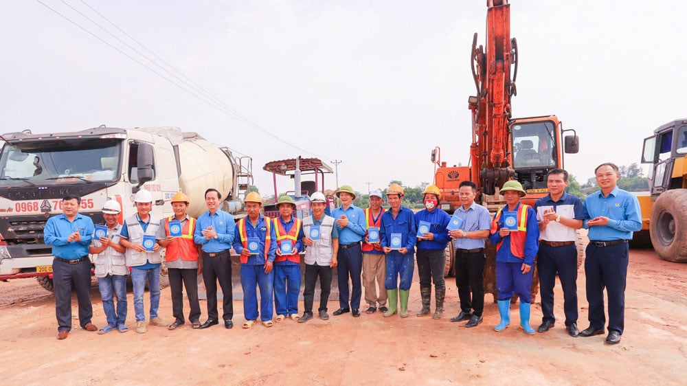 Đoàn công tác chụp ảnh lưu niệm với công nhân Công ty Cổ phần Xây dựng Giao thông 2 Thái Nguyên.