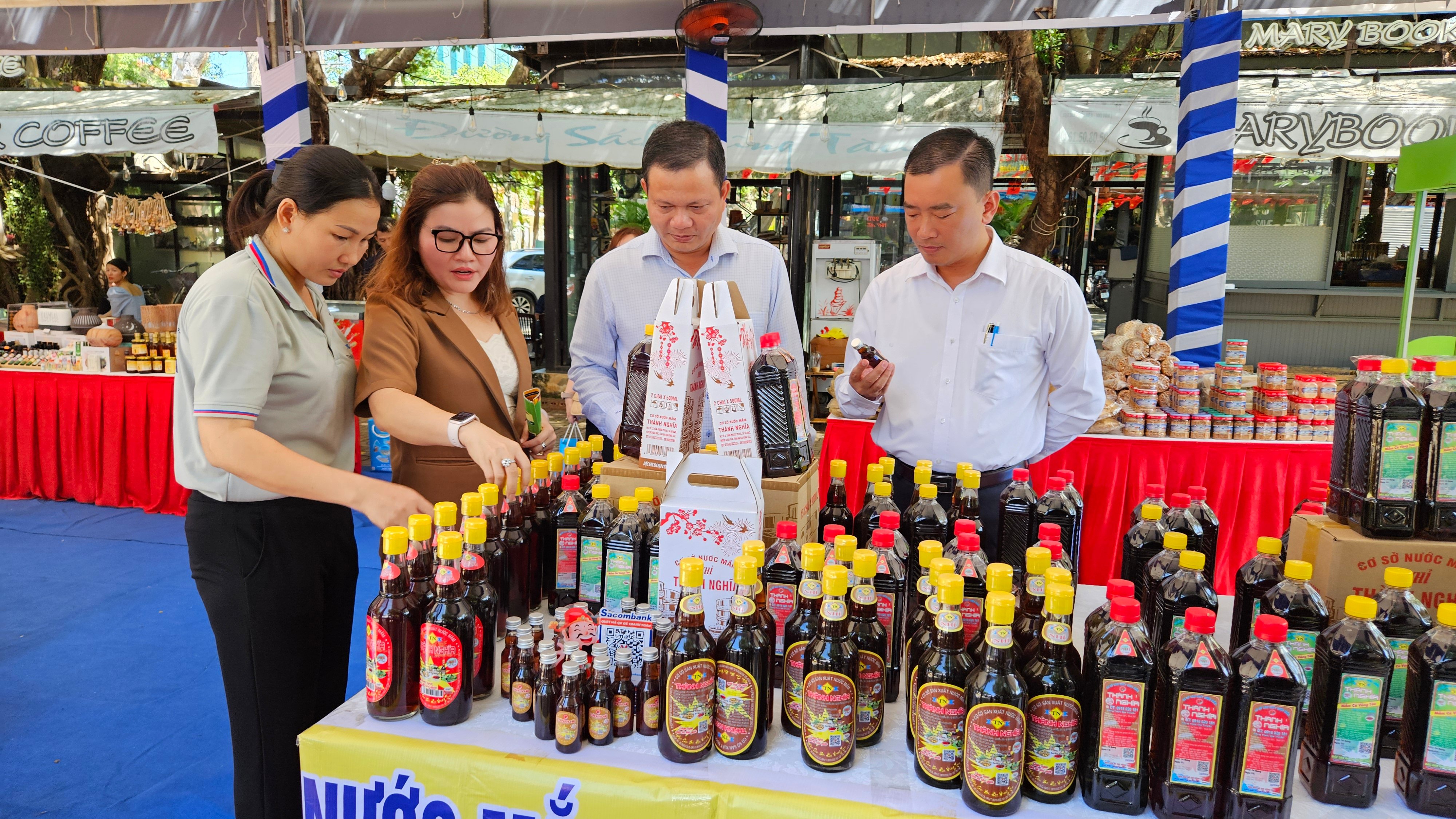 Khách hàng đang tham quan các gian hàng trưng bày sản phẩm tại chương trình