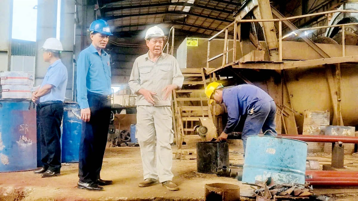 Lãnh đạo LĐLĐ tỉnh thăm hỏi, động viên công nhân lao động đang làm việc tại các dây chuyền sản xuất.