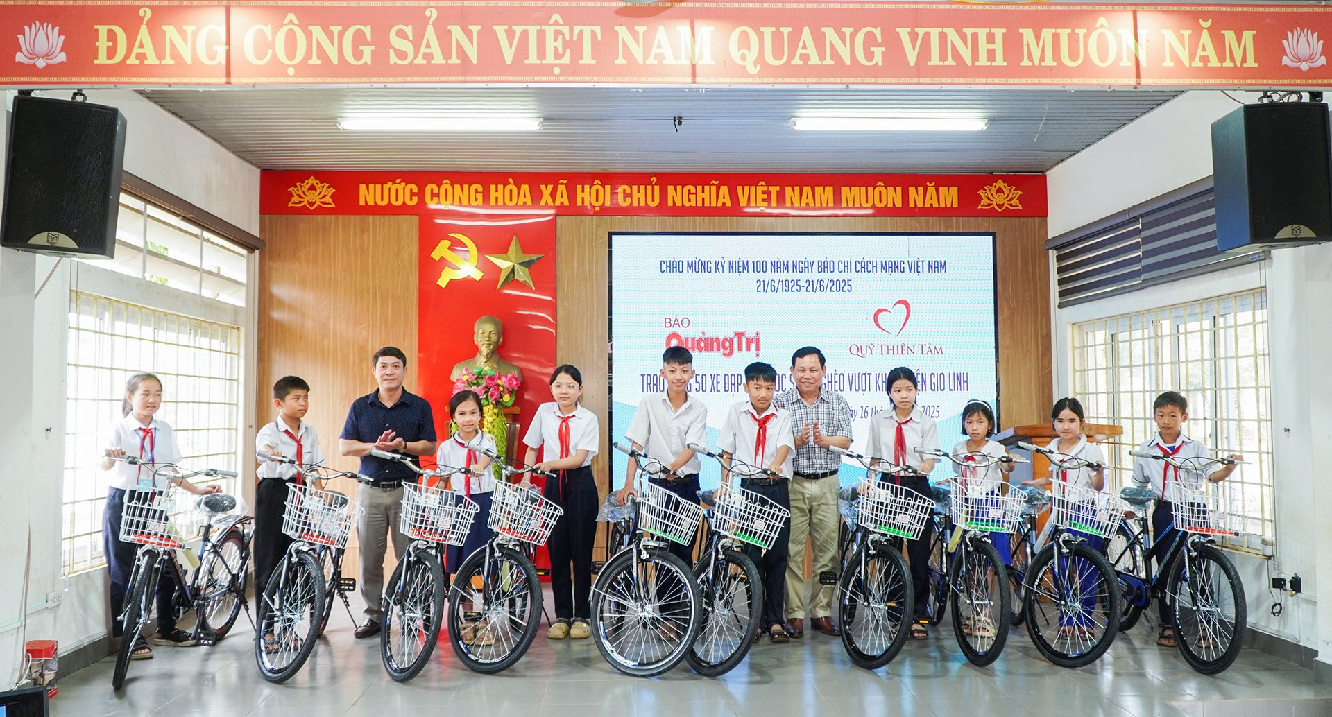សិស្សក្រីក្រចំនួន 100 នាក់ដែលជំនះការលំបាកនៅស្រុក Trieu Phong និង Gio Linh បានទទួលកង់ពីកាសែត Quang Tri - Thien Tam Fund។