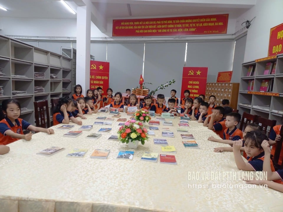 Các em học sinh tham gia trải nghiệm đọc sách tại Phòng Đọc Tổng Hợp