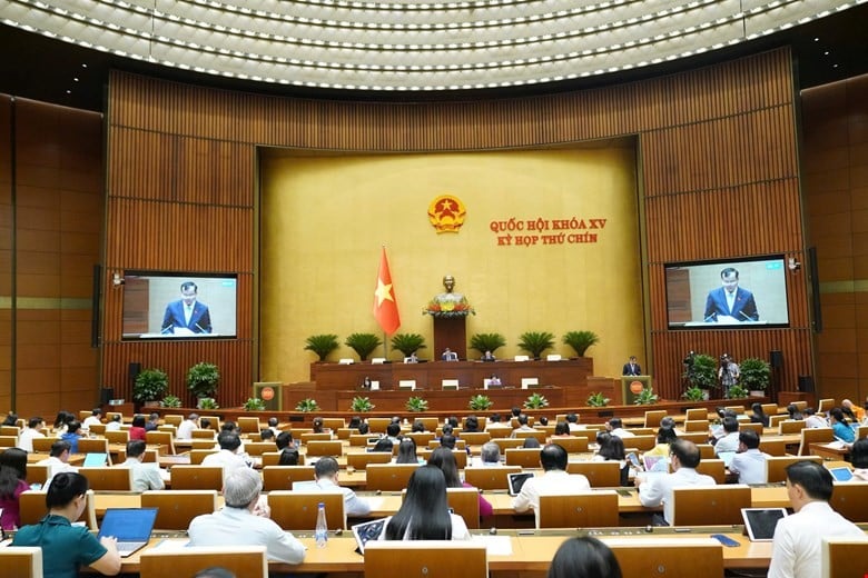 Chủ nhiệm Ủy ban Quốc phòng, An ninh và Đối ngoại Lê Tấn Tới trình bày Báo cáo tóm tắt Thẩm tra dự án Luật. (Ảnh: quochoi.vn)