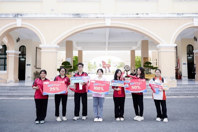 Hàng trăm học sinh lớp 12 được UEF 'tiếp sức' với nhiều suất học bổng sớm ảnh 2