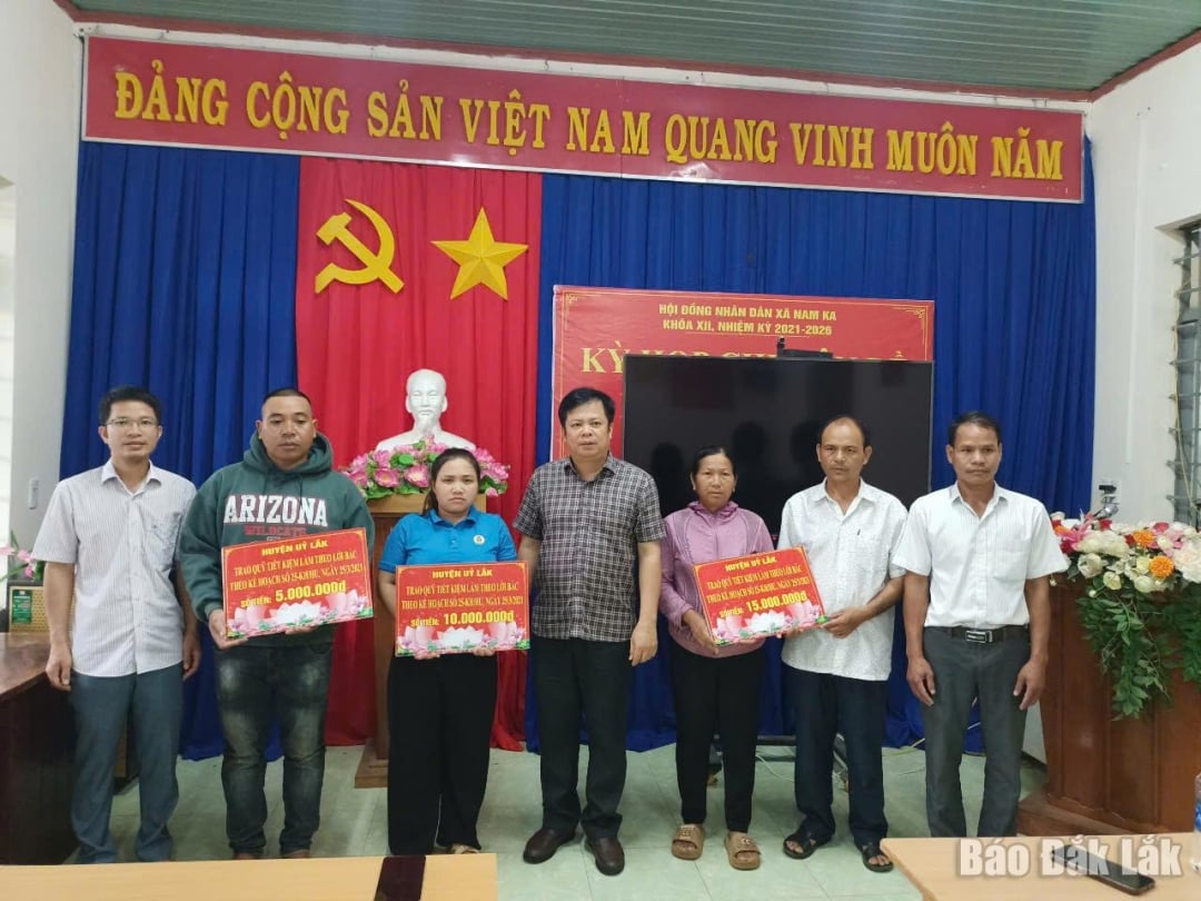 Đoàn trao tiền hỗ trợ cho các đảng viên, hội viên mắc bệnh hiểm nghèo, có hoàn cảnh khó khăn ở xã Nam Ka.